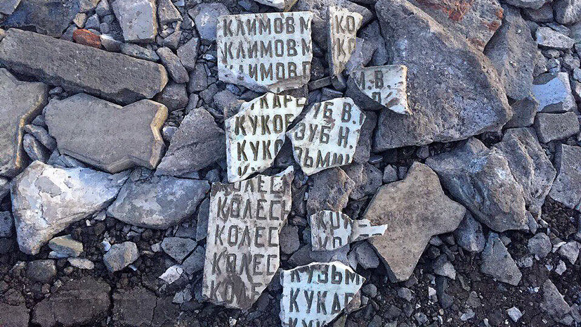 Кощунство или провокация: под Омском дорожную яму засыпали осколками мемориальной плиты