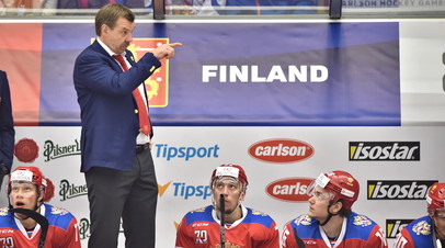 Главный тренер сборной России по хоккею Олег Знарок (второй слева) во время матча Евротура с Чехией