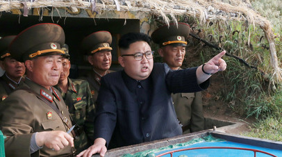 Лидер Северной Кореи Ким Чен Ын в окружении военнослужащих КНДР. 