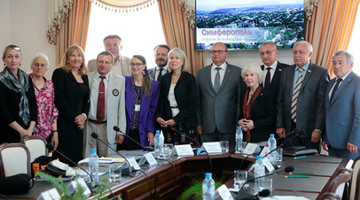 Шэрон Теннисон и глава администрации Симферополя Геннадий Бахарев (в центре справа налево) на встрече в Симферополе в рамках визита делегации из США в Крым
