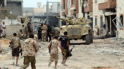 Силы, лояльные правительству национального единства Ливии, на линии фронта в городе Сирт.  