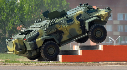 Мобильное бронированное транспортное средство «Кайман» белорусского производства на 8-й Международной выставке вооружений и военной техники Milex—2017 в Минске