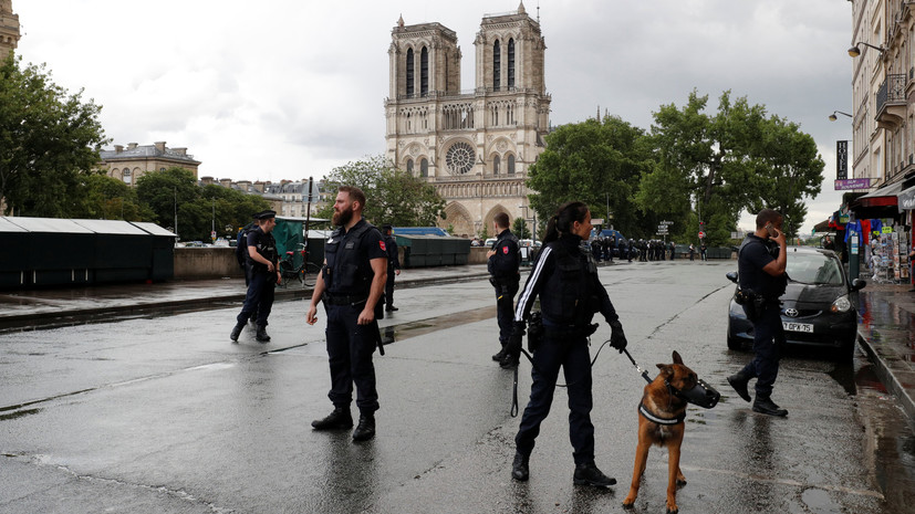 «Это вам за Сирию!»: мужчина с молотком напал на полицейского в центре Парижа