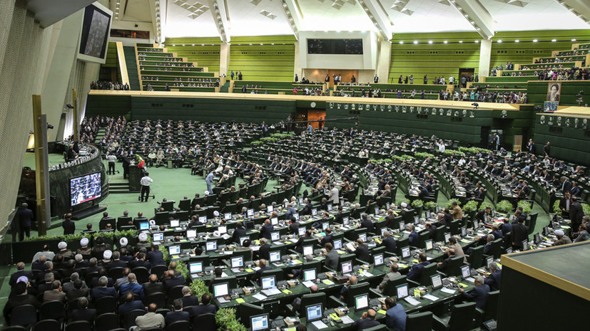 СМИ сообщили о заложниках в здании парламента Ирана