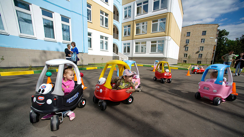 Мест нет: в России предлагают платить компенсацию родителям, чьих детей не взяли в детсад