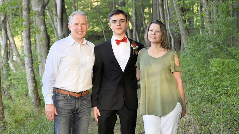 «Я его воспитал, он был мне сыном»: отчим убитого в США российского школьника рассказал о трагедии