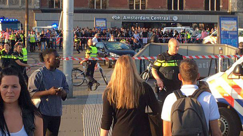 СМИ: Автомобиль въехал в людей у Центрального вокзала в Амстердаме