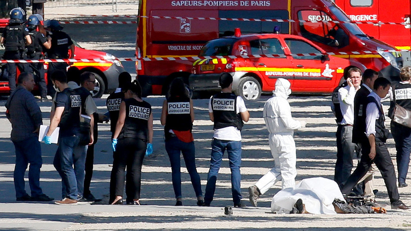 в Париже неизвестный атаковал полицейский фургон»