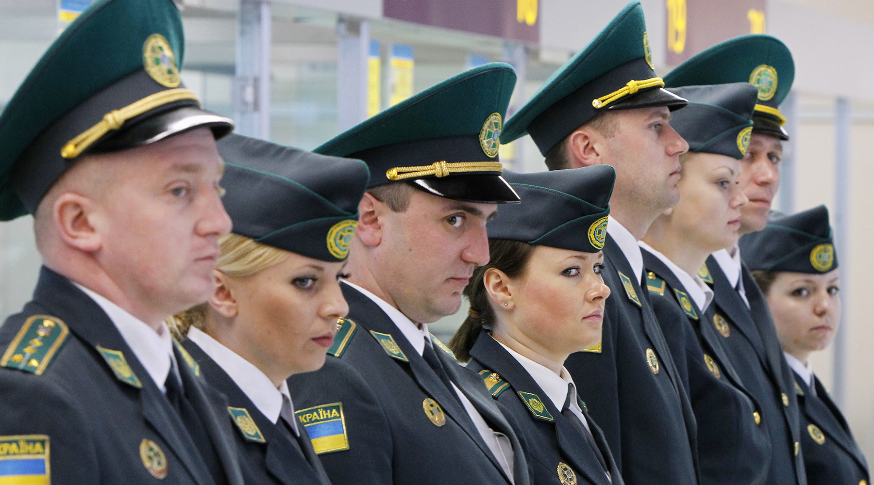 Турчинов предложил пускать россиян на Украину по биометрическим загранпаспортам