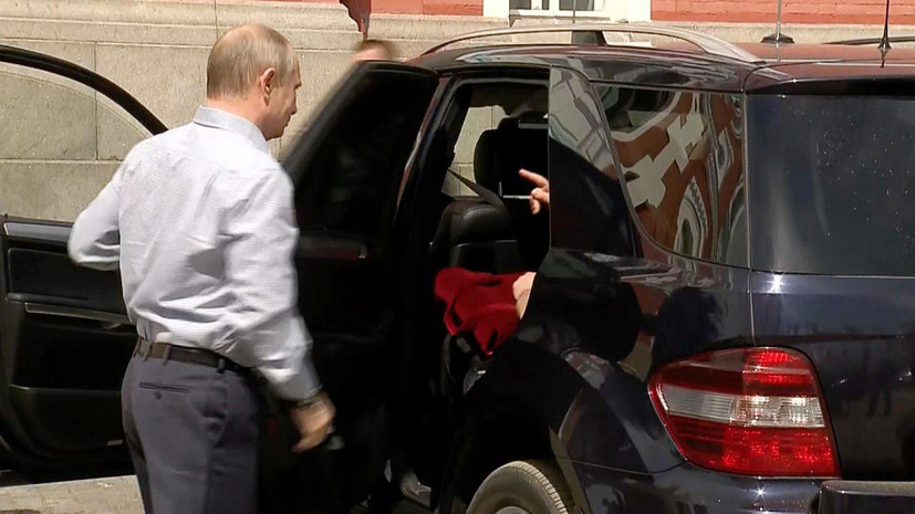 Таинственный спутник: как СМИ гадали, кто был с Путиным в автомобиле во время поездки на Валаам
