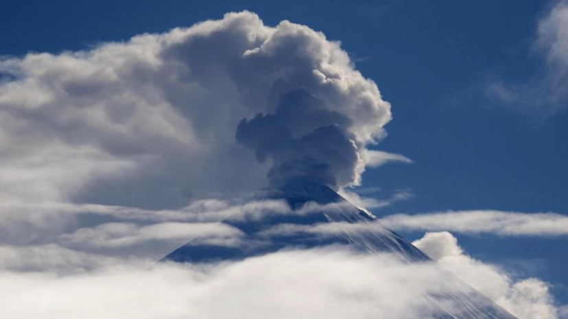 На камчатском вулкане Ключевском произошёл выброс шестикилометрового столба пепла