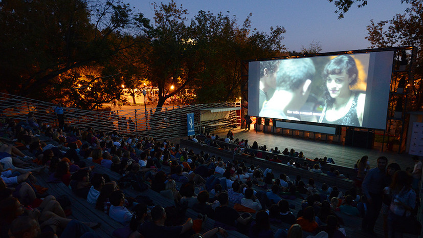 Кино без границ: как совместить просмотр фильма с прогулкой на свежем воздухе