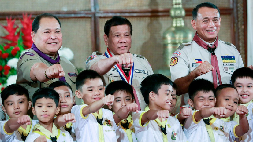 «Я буду бомбить»: как президент Филиппин объявил войну учителям и школам
