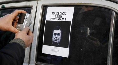 Фото Виктора Януковича — их развесили на улицах города после его отъезда