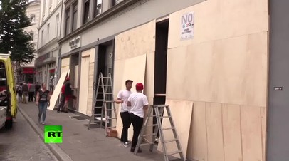 Владельцы кафе и магазинов заколачивают витрины в ожидании новых беспорядков в Гамбурге