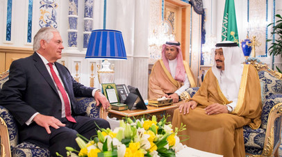 Король Саудовской Аравии Салман ибн Абдул-Азиз Аль Сауд встречается с государственным секретарем США Рексом Тиллерсоном в Джидде