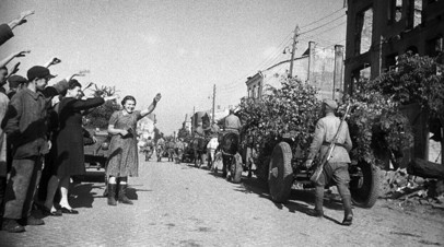 Освобождение Польши от немецко-фашистской оккупации. Город Белосток освобождён 27 июля 1944 года войсками 2-го Белорусского фронта в ходе Белостокской операции. Жители города Белосток приветствуют советских воинов-освободителей.