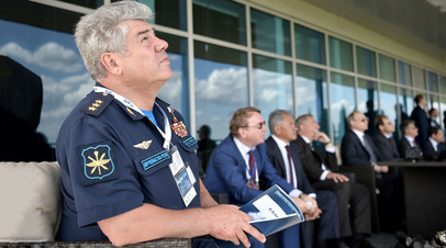 Виктор Бондарев наблюдает за полетами пилотажных групп во время посещения МАКС-2017. 