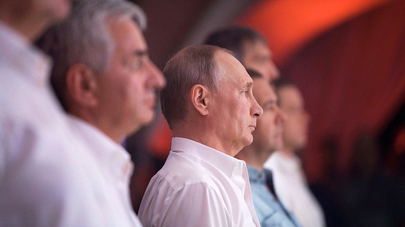 Путин присутствует на международном турнире по боевому самбо в Сочи»