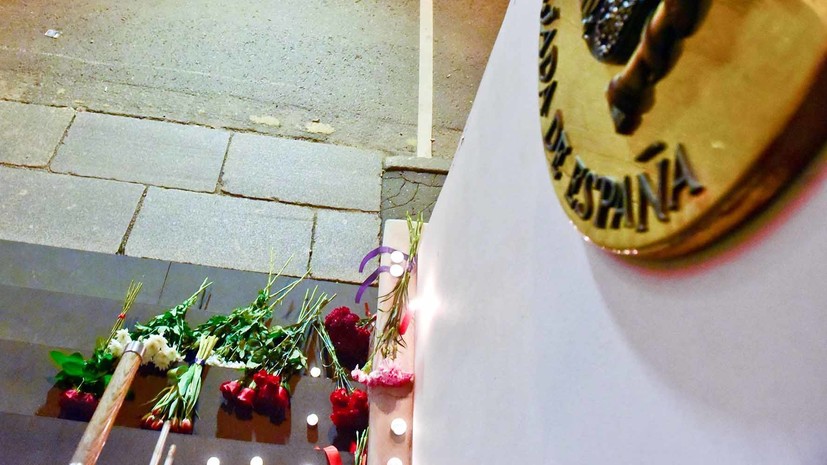 Жители Москвы несут цветы к посольству Испании
