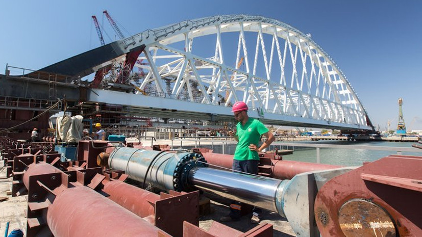 Железнодорожную арку Крымского моста доставили к фарватерному участку