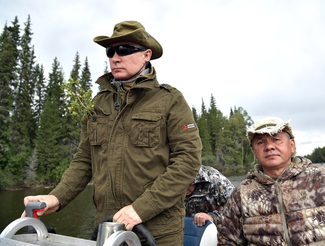 Владимир Путин и Сергей Шойгу на рыбалке