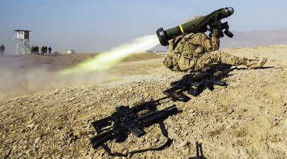 Солдат США  запускает ракетную систему «Джавелин»