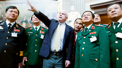 Джон Маккейн с вьетнамскими военными