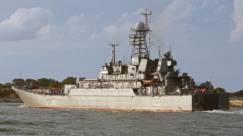 Боевой корабль ВМФ России впервые прошёл под аркой Крымского моста