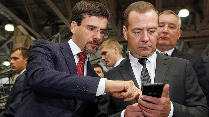 Медведев на выставке «Импортозамещение» получил в подарок российский телефон Inoi R7