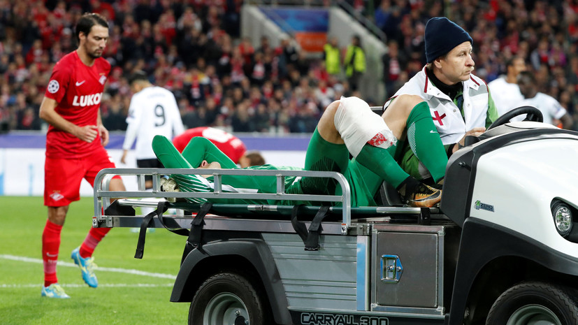 «Старый, мы с тобой»: футболисты «Спартака» после ничьей с «Ливерпулем» поддержали получившего травму вратаря Реброва