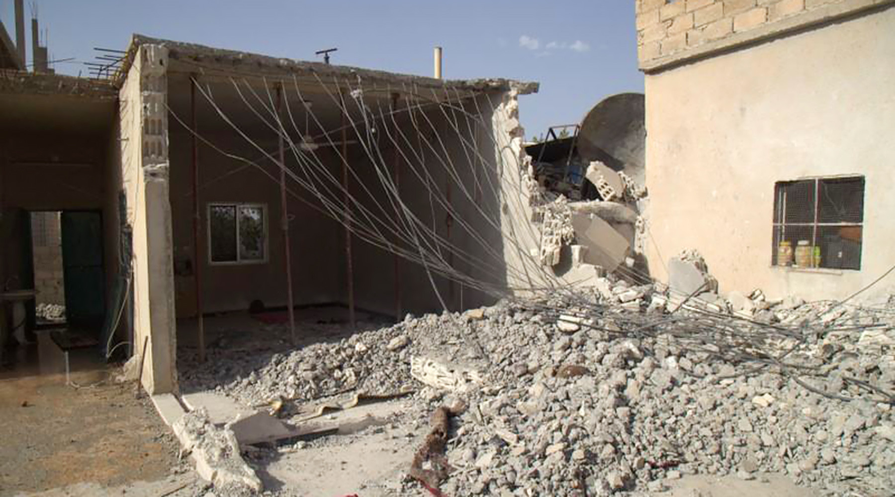 В HRW сообщили о гибели 84 мирных жителей при авиаударах коалиции в Сирии