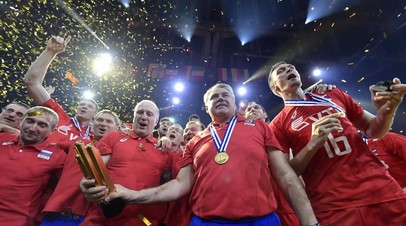 Российские волейболисты во время церемонии награждения