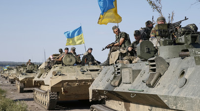Украинские военнослужащие едут на бронемашинах под Славянском