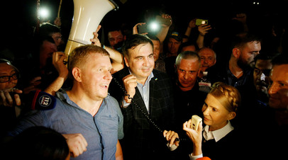 Михаил Саакашвили в сопровождении Юлии Тимошенко и его сторонниками после того, как он проехал границу Украины