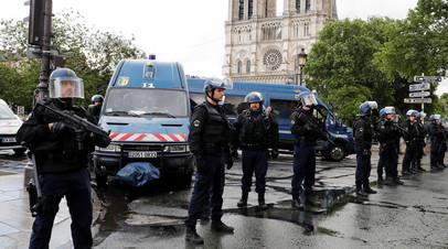 Французская полиция стоит около Собора Парижской Богоматери в Париже