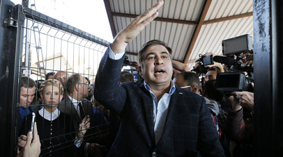 Михаил Саакашвили в сопровождении Юлии Тимошенко выступает перед журналистами на железнодорожной станции Пшемысль