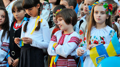 Ученики на торжественной линейке в школе, Западная Украина