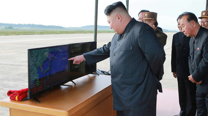 Ким Чен Ын руководит запуском ракеты