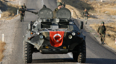 Турецкие военные во время патрулирования дороги