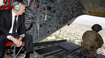 Архивное фото. Глава Пентагона Джеймс Мэттис в небе над Кабулом, Афганистан, апрель 2017 года. 
