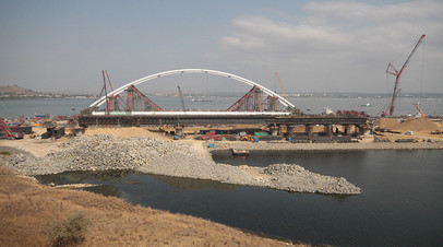 Строительство моста через Керченский пролив в Крыму.