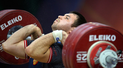 Ринат Киреев (Россия) во время соревнований по тяжелой атлетике