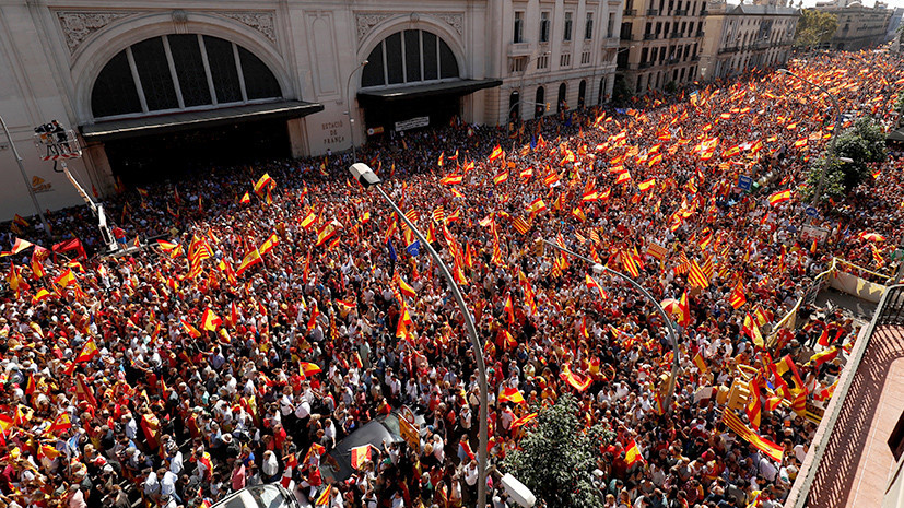 Сотни тысяч человек участвуют в митинге сторонников единства Испании в Барселоне