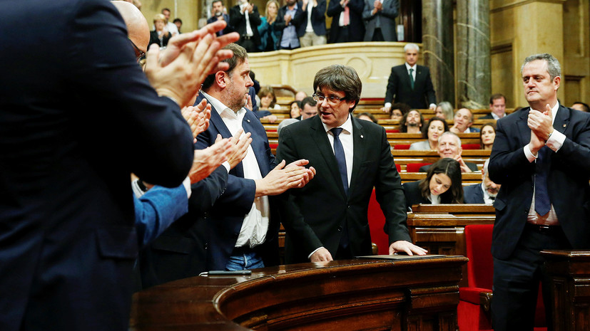 «Неуверенное заявление»: глава Каталонии объявил о «победе независимости», но не стал её провозглашать