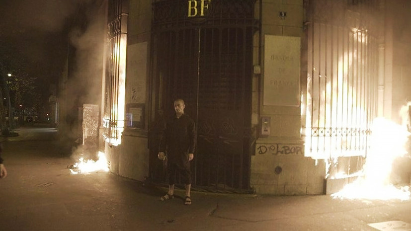 Нездоровая искра: совершившего поджог здания Банка Франции Павленского отправили в психиатрический стационар
