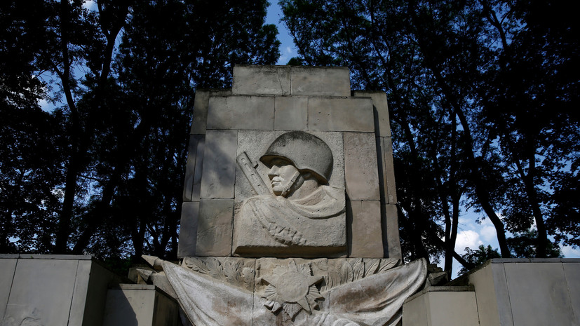 в Польше вступает в силу закон о сносе советских памятников»