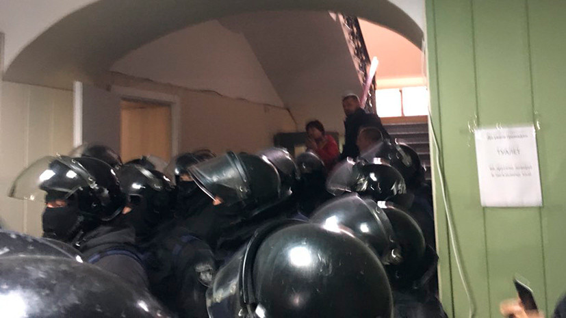 Слезоточивый газ и взрывпакеты: в здании суда в Киеве задержаны более 30 радикалов