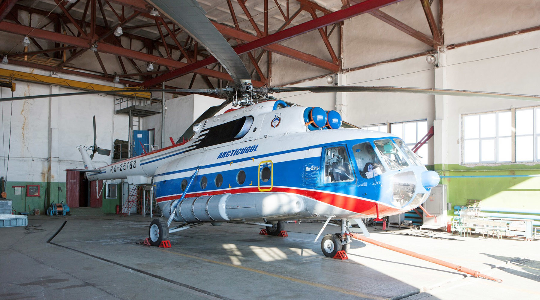 Спасатели обнаружили возможное место крушения Ми-8 в Гренландском море