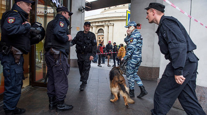 Сотрудники полиции у торгового центра в Санкт-Петербурге